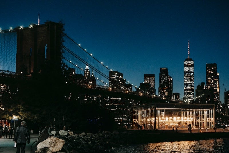 在曼哈顿天际线之旅中看到布鲁克林大桥的夜晚