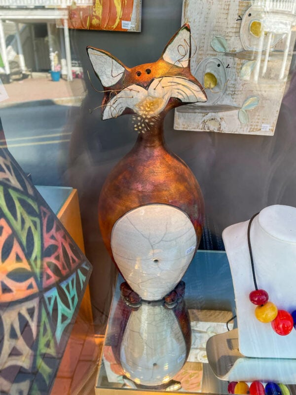 缅因州海岸驾车旅行途中，肯纳邦克波特的恭维画廊展出的猫咪艺术品