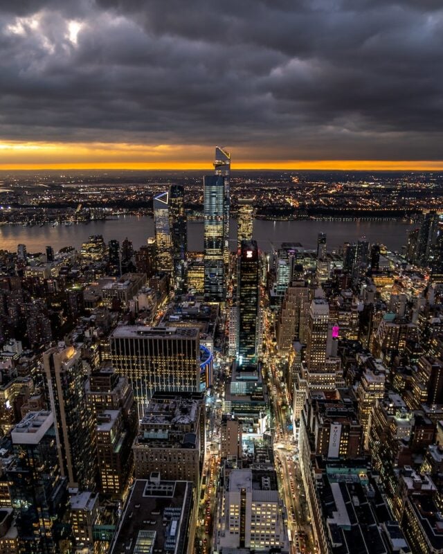 午夜后在纽约的屋顶酒吧看到曼哈顿的天际线