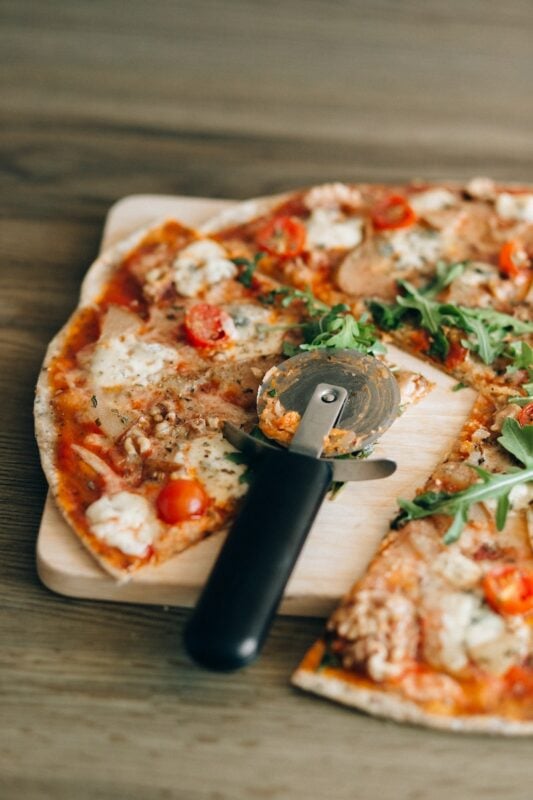 有配料的披萨是纽约最著名的食物之一