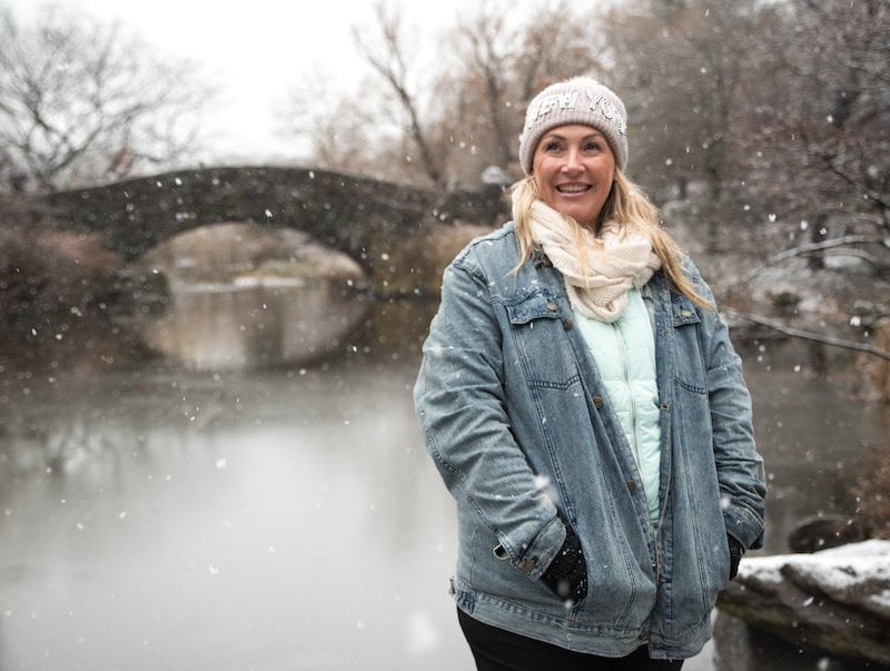 一位女士在纽约中央公园的冬季摄影之旅中