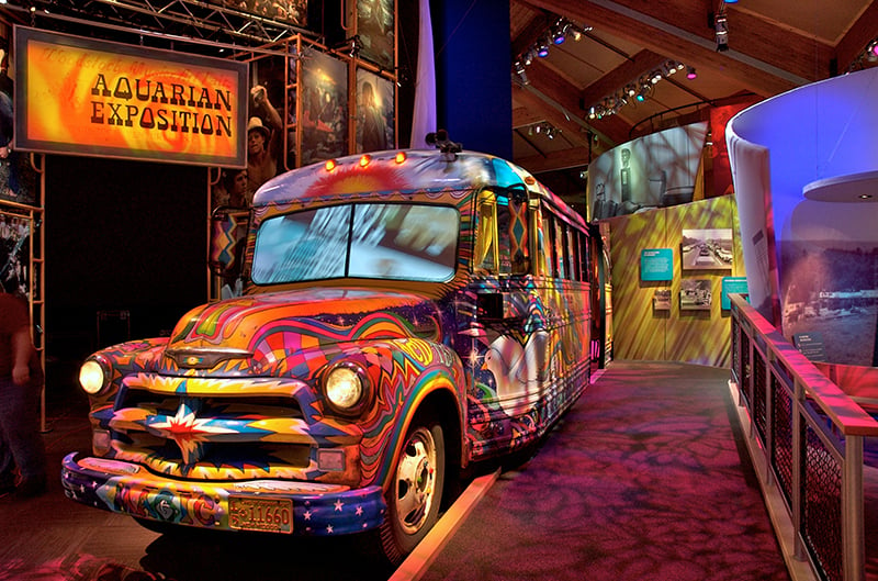 卡茨基尔的贝瑟尔森林博物馆里五颜六色的嬉皮巴士