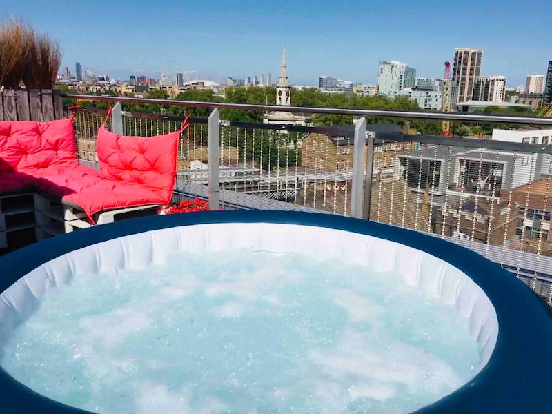 英国的一家酒店，有私人热水浴缸，可以看到伦敦的天际线