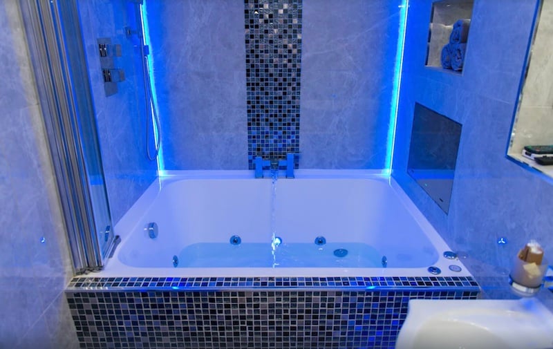 在阿芙罗狄特套房豪华水疗套房按摩浴缸公寓的私人热水浴缸