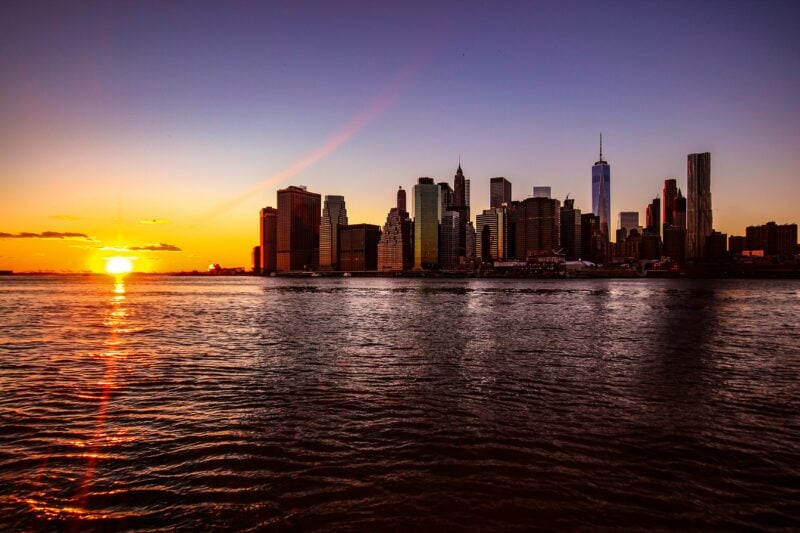 从纽约港看日落时的曼哈顿天际线