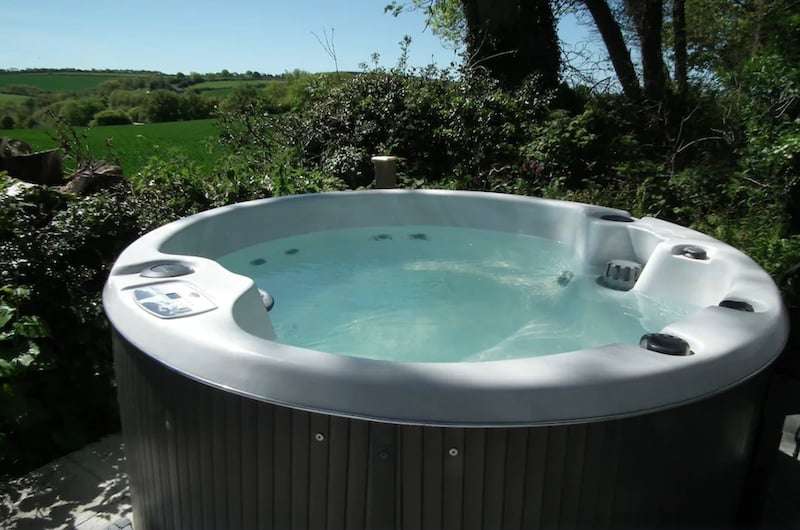 英国康沃尔的别墅，有私人热水浴缸和湖滨景色