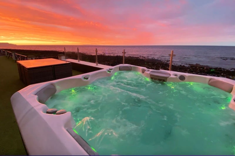 日落时分在英国贝尔法斯特的一家私人热水浴缸酒店