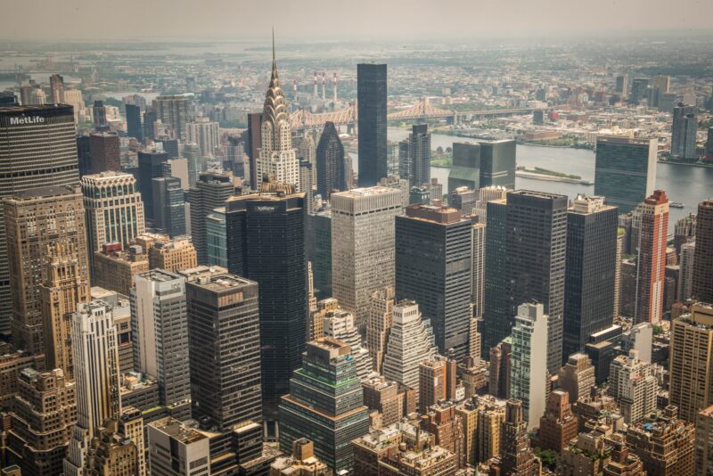 从上面俯瞰曼哈顿天际线，可以看到克莱斯勒大厦