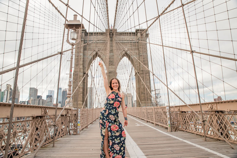 在布鲁克林徒步旅行时，一名女子在布鲁克林大桥上摆姿势