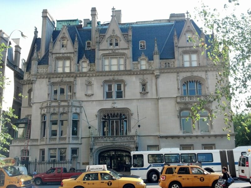 纽约上东区镀金时代的豪宅，前面有黄色出租车