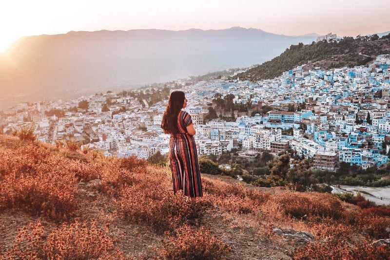 一名女子在中东摩洛哥独自旅行