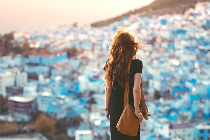 一名女子独自在摩洛哥旅行