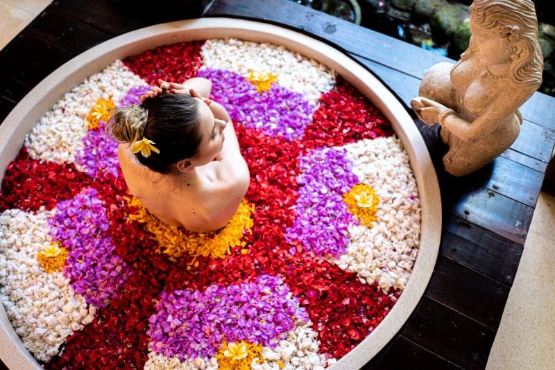 巴厘岛花浴中的女人