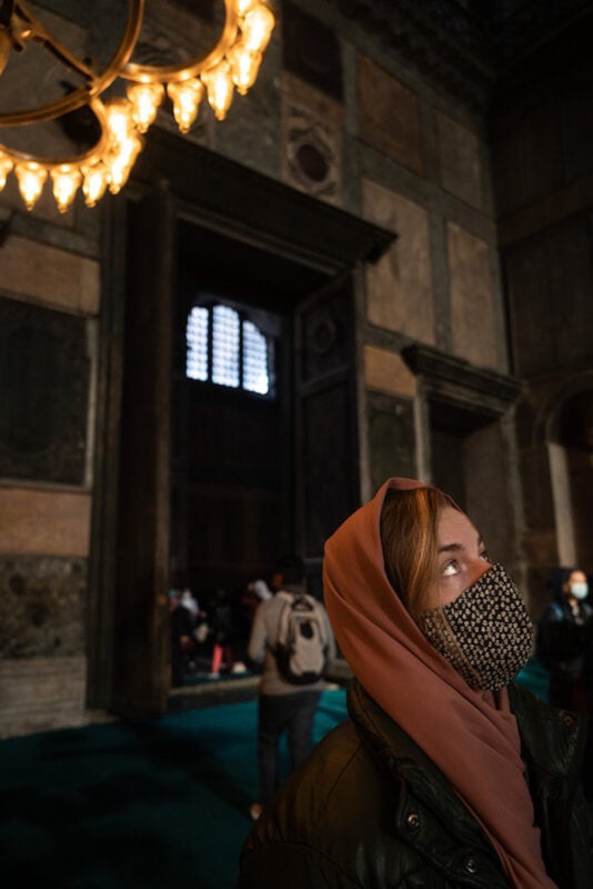独自一人在伊斯坦布尔的圣索菲亚大教堂里捂着头发