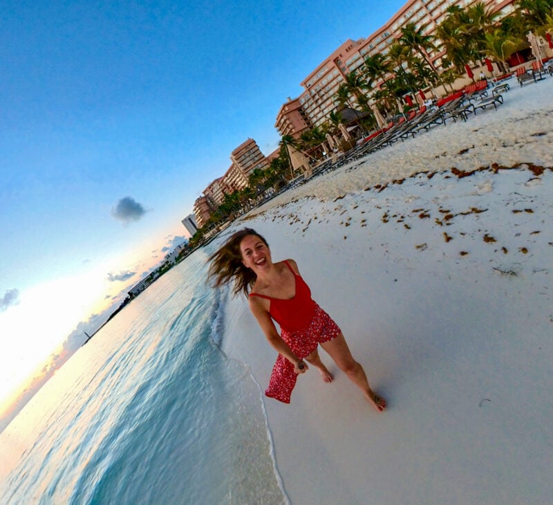在墨西哥，一名女子一边探索海滩，一边学习如何成功独自旅行