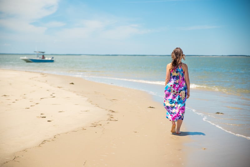 一个女人独自在东海岸旅行时走在海滩上