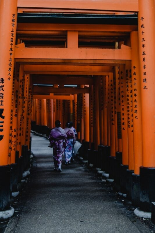 在日本京都，妇女们走过扶见稻利神社