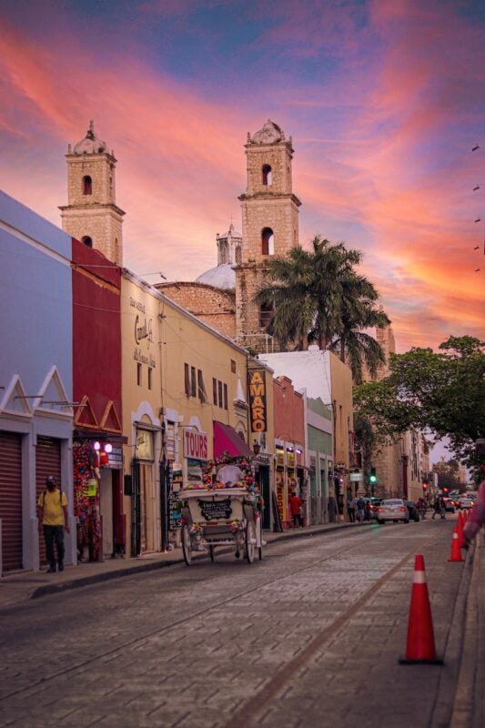 墨西哥梅里达日落时五颜六色的建筑