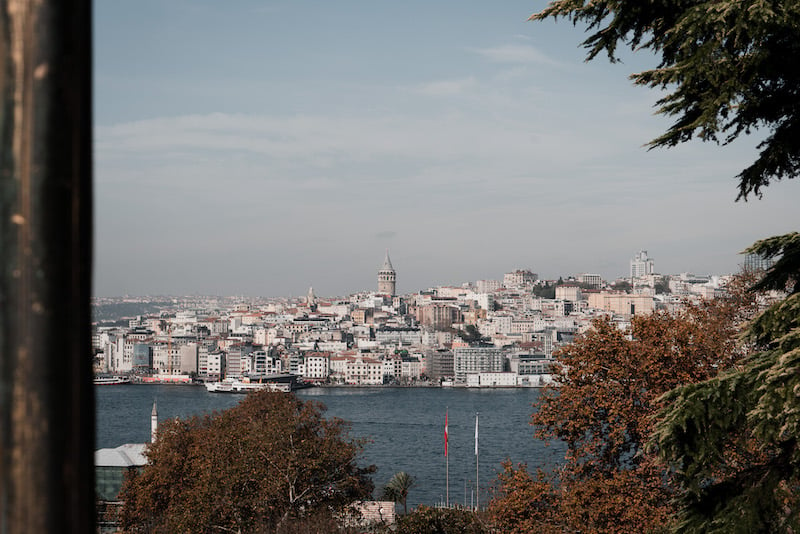 伊斯坦布尔的一名女性旅行者从渡轮上俯瞰博斯普鲁斯海峡