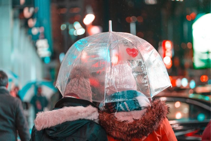 在纽约的一个雨天，两个人打着伞走在路上