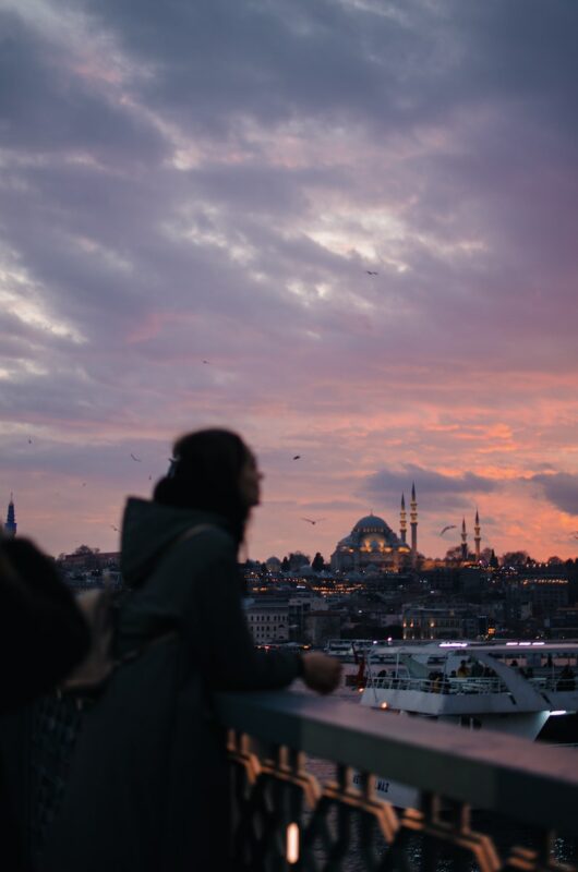 一名女子独自在伊斯坦布尔旅行