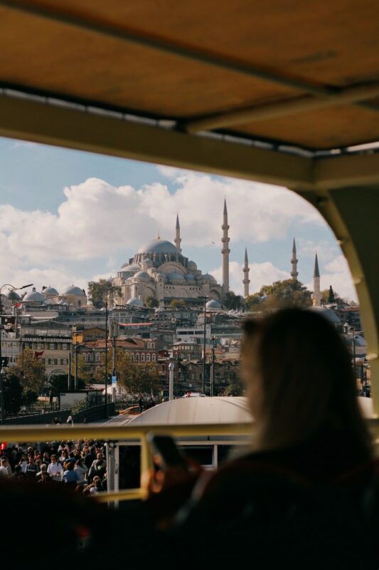 独自一人的女性游客在伊斯坦布尔看蓝色清真寺