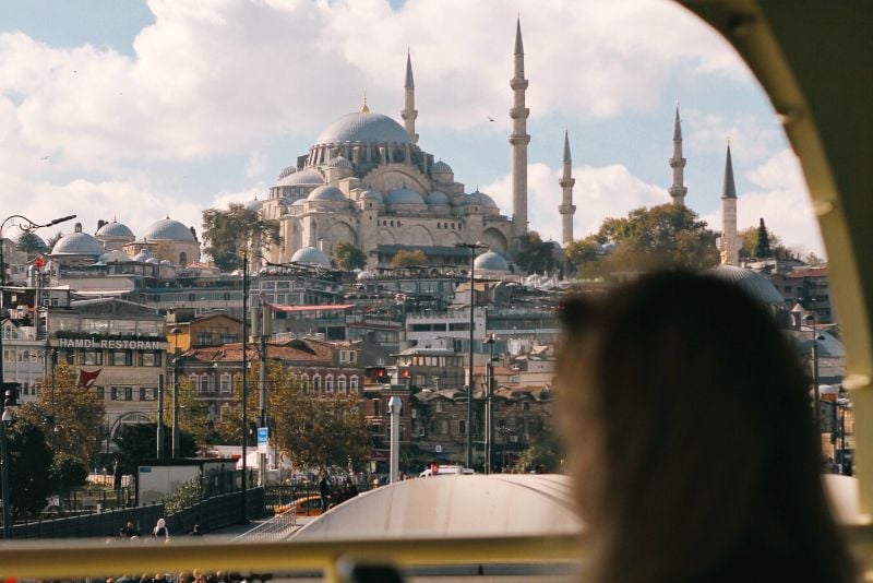 一名独自在土耳其伊斯坦布尔旅行的女子