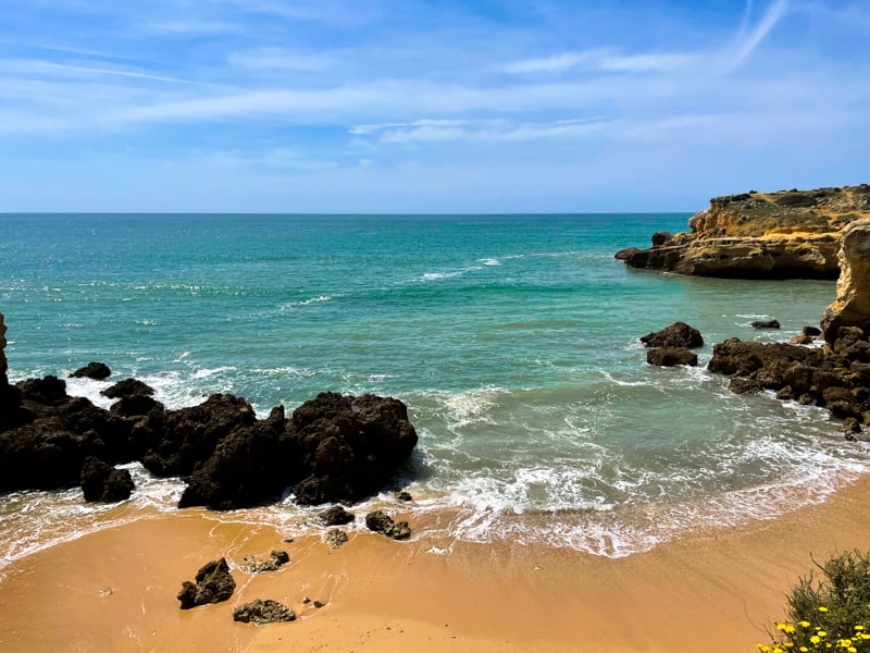 在葡萄牙的阿尔加维海滩独自旅行
