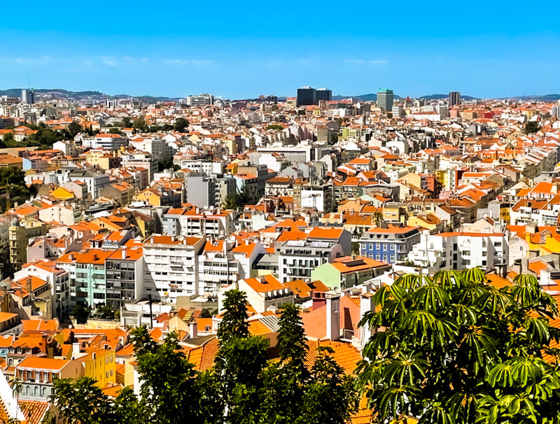 在葡萄牙独自旅行时俯瞰里斯本