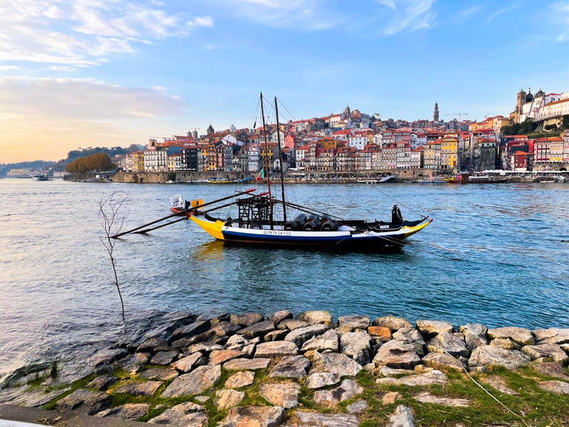 在葡萄牙独自旅行期间，在波尔图乘坐葡萄酒观光船