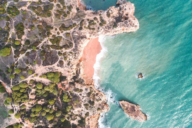 在葡萄牙海滩独自旅行的女性