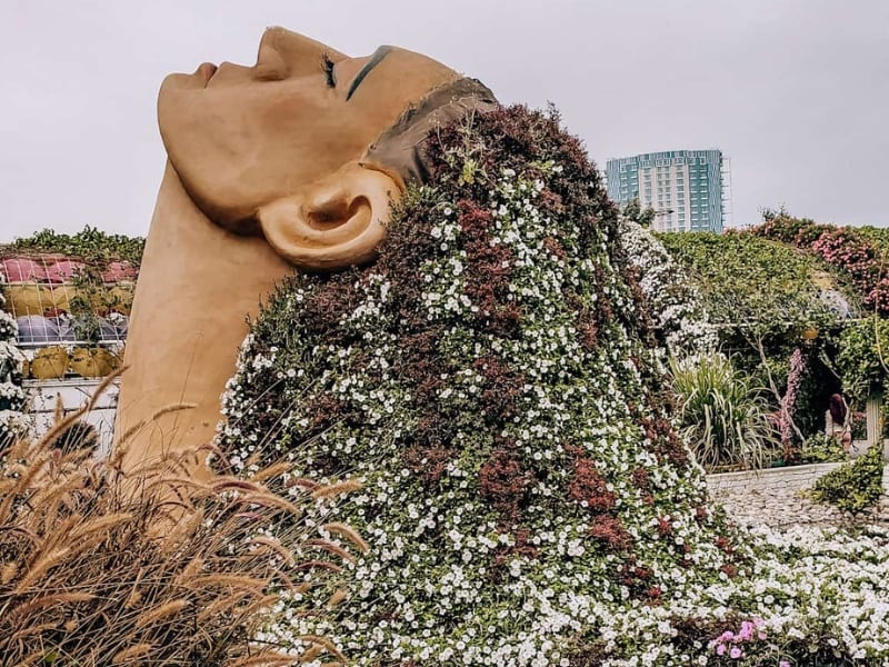 一个头发上插着花的女人的雕塑