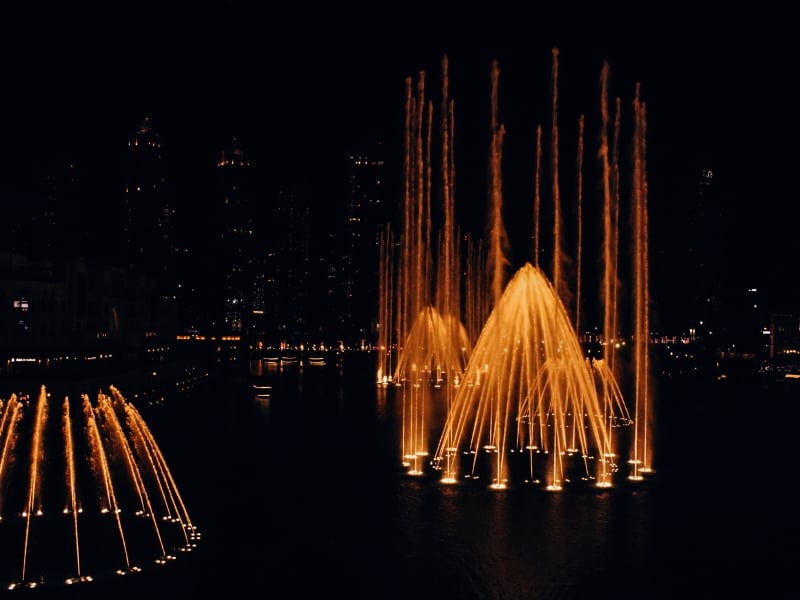 夜间的迪拜喷泉