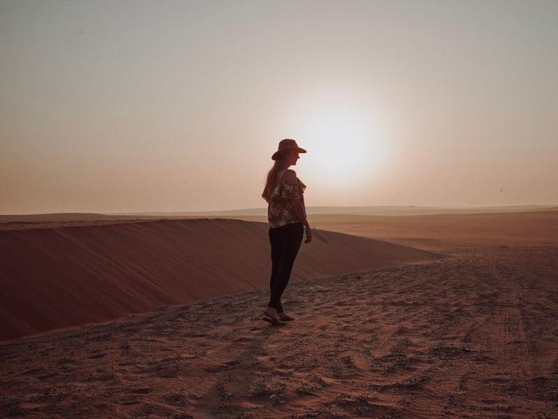 独自在迪拜沙漠行走的女性旅行者