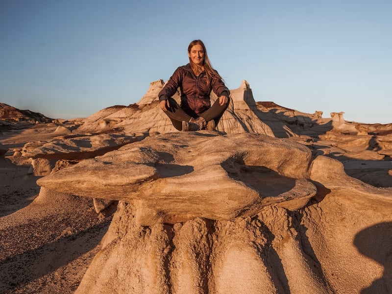 独自在迪拜的女性旅行者在沙漠中摆姿势