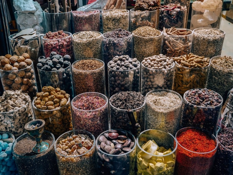 独自旅行者在迪拜的露天市场购买五颜六色的香料