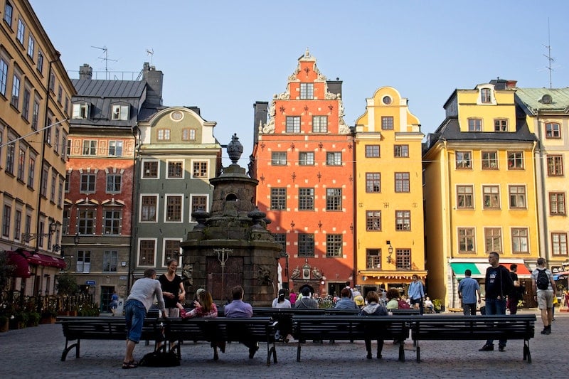 在斯德哥尔摩独自旅行时，参观Gamla Stan五颜六色的房子