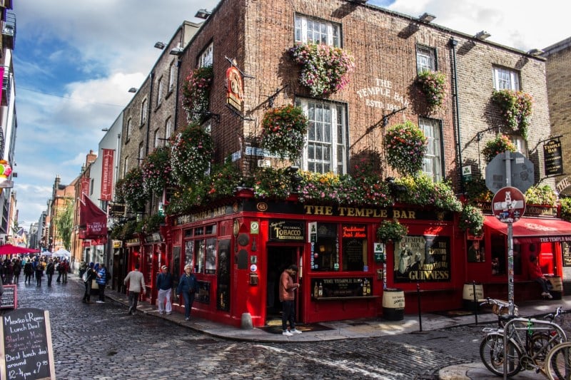 在都柏林独自旅行时，参观红色立面的寺庙酒吧