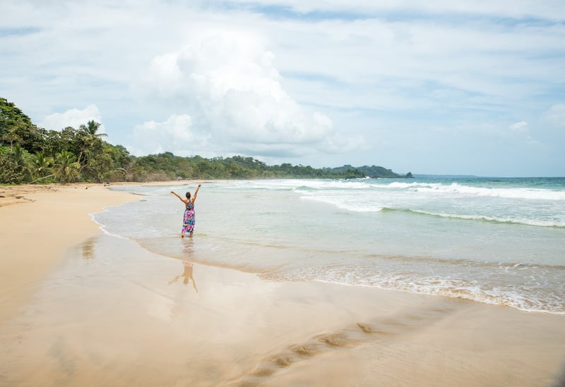 独自一人的女性旅行者在巴拿马博卡斯德尔托罗的波罗海滩