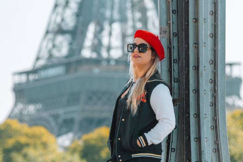 在法国埃菲尔铁塔前独自旅行的女性