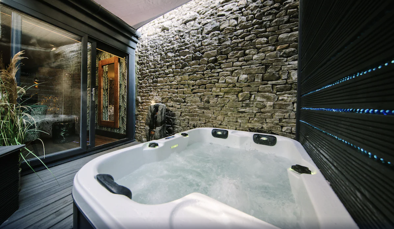 位于湖区的Absoluxe Suites酒店设有室外热水浴缸