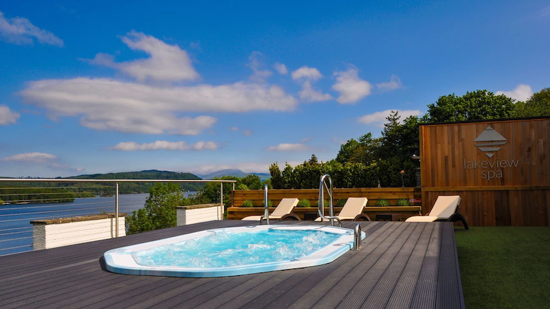 室外热水浴缸俯瞰湖温德米尔在比奇山酒店和水疗中心在湖区