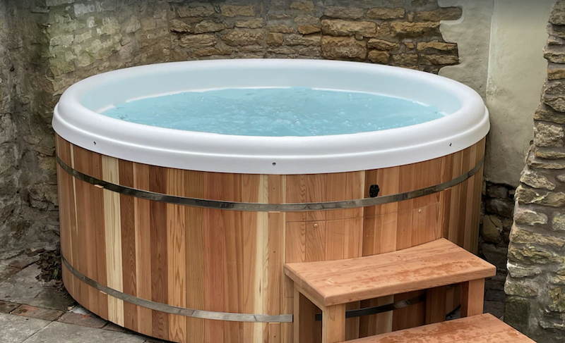 木制室外热水浴缸装满水