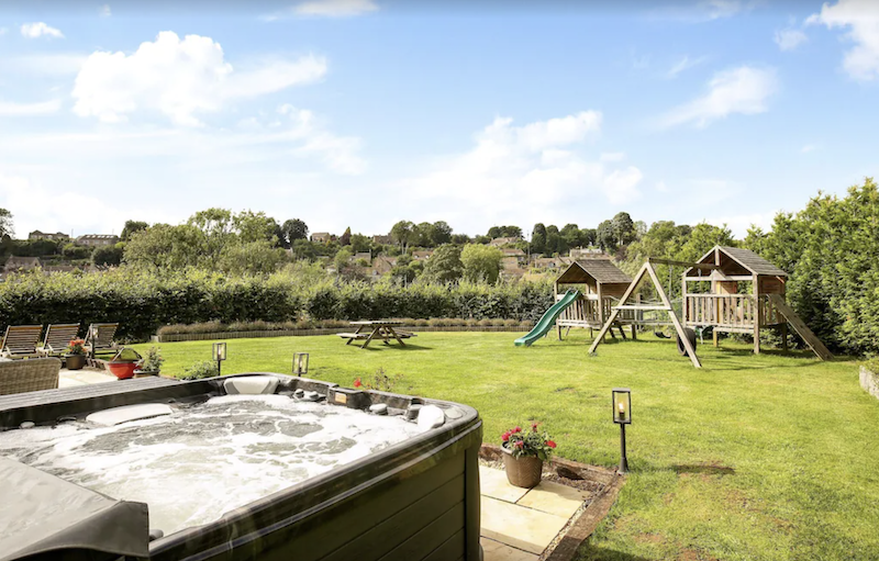 在英国科茨沃尔德，后院有热水浴缸和秋千