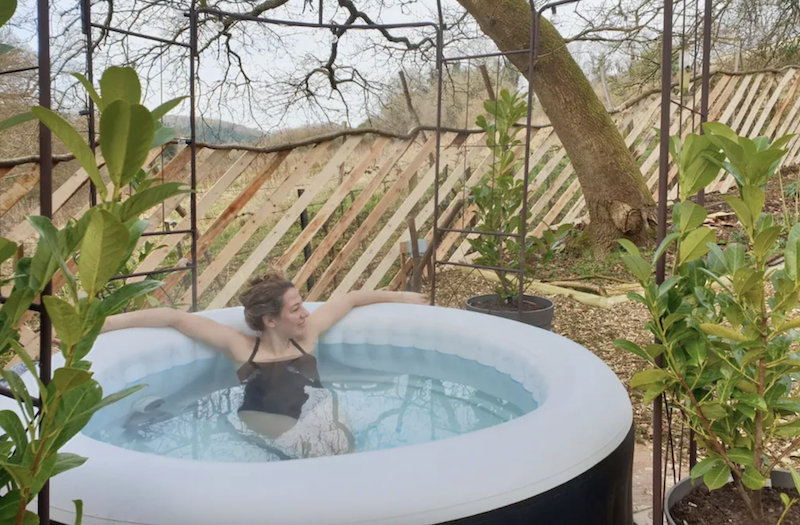 一位女士在科茨沃尔德路别墅的私人热水浴池里放松