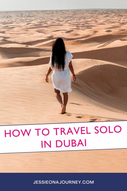 在迪拜独自旅行的女人沿着沙丘散步