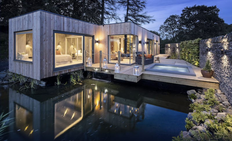 位于湖区的吉尔平湖屋酒店(Gilpin Hotel & Lake House)，配有室外热水浴缸的现代木制小屋