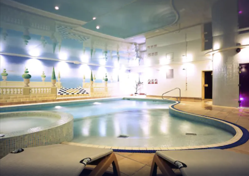 巨大的室内游泳池和热水浴缸在河滨酒店在肯德尔