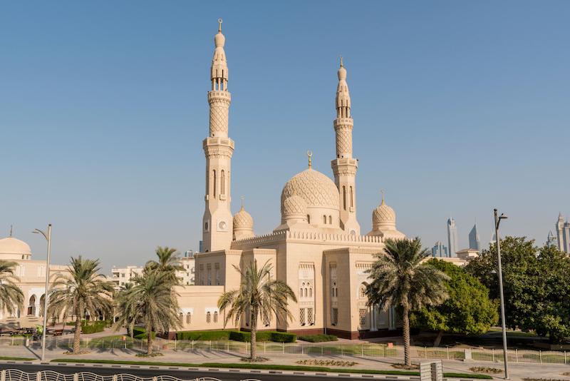 在迪拜独自旅行时看到朱美拉清真寺的外观
