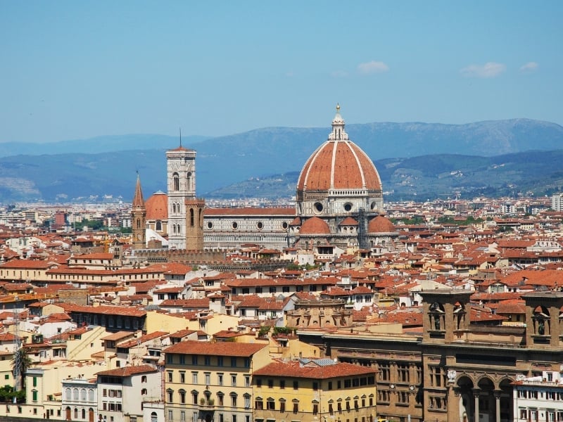 从红砖屋顶俯瞰佛罗伦萨的大教堂
